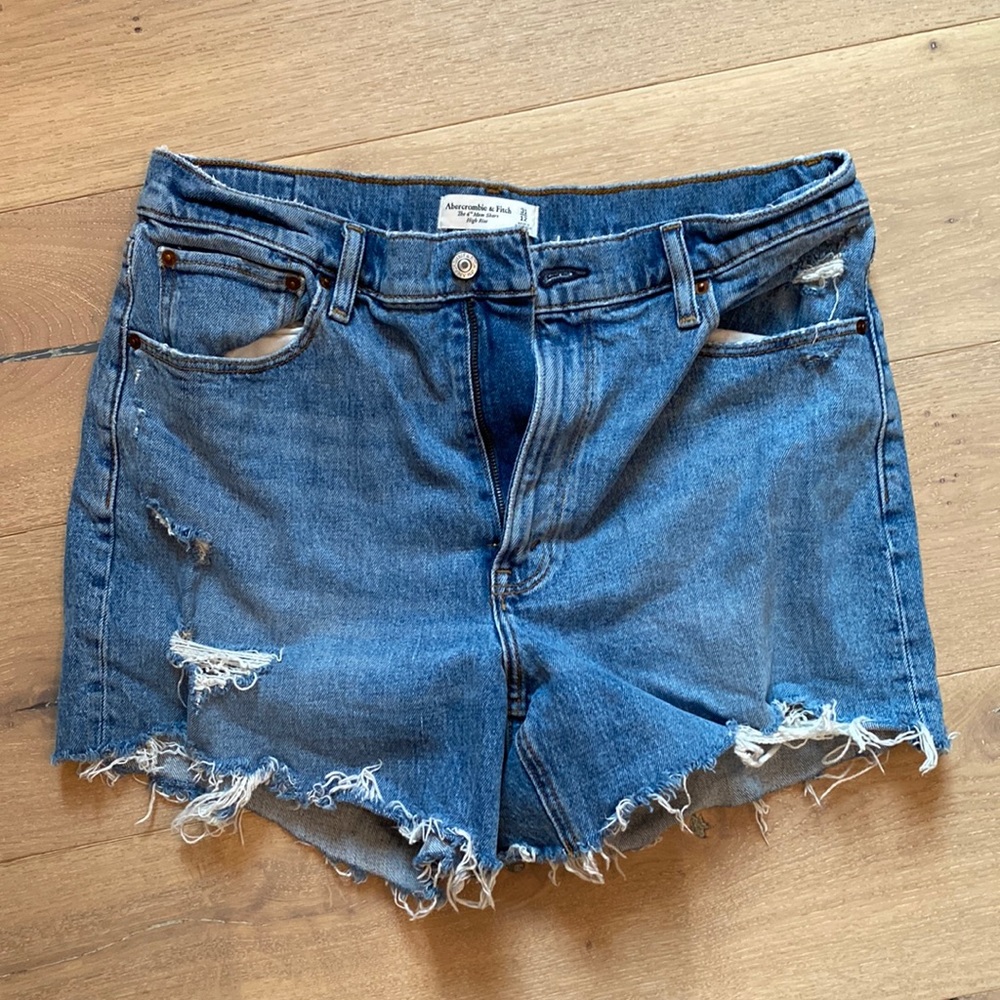 Abercrombie The 4” Mom shirt high rise